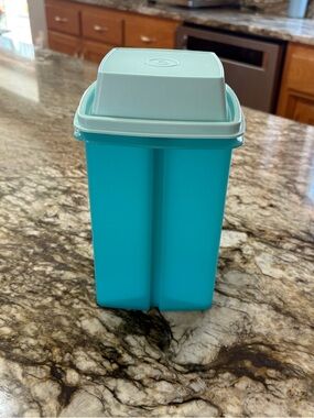 Tupperware Pick-A-Deli Pickle Keeper Container Blue